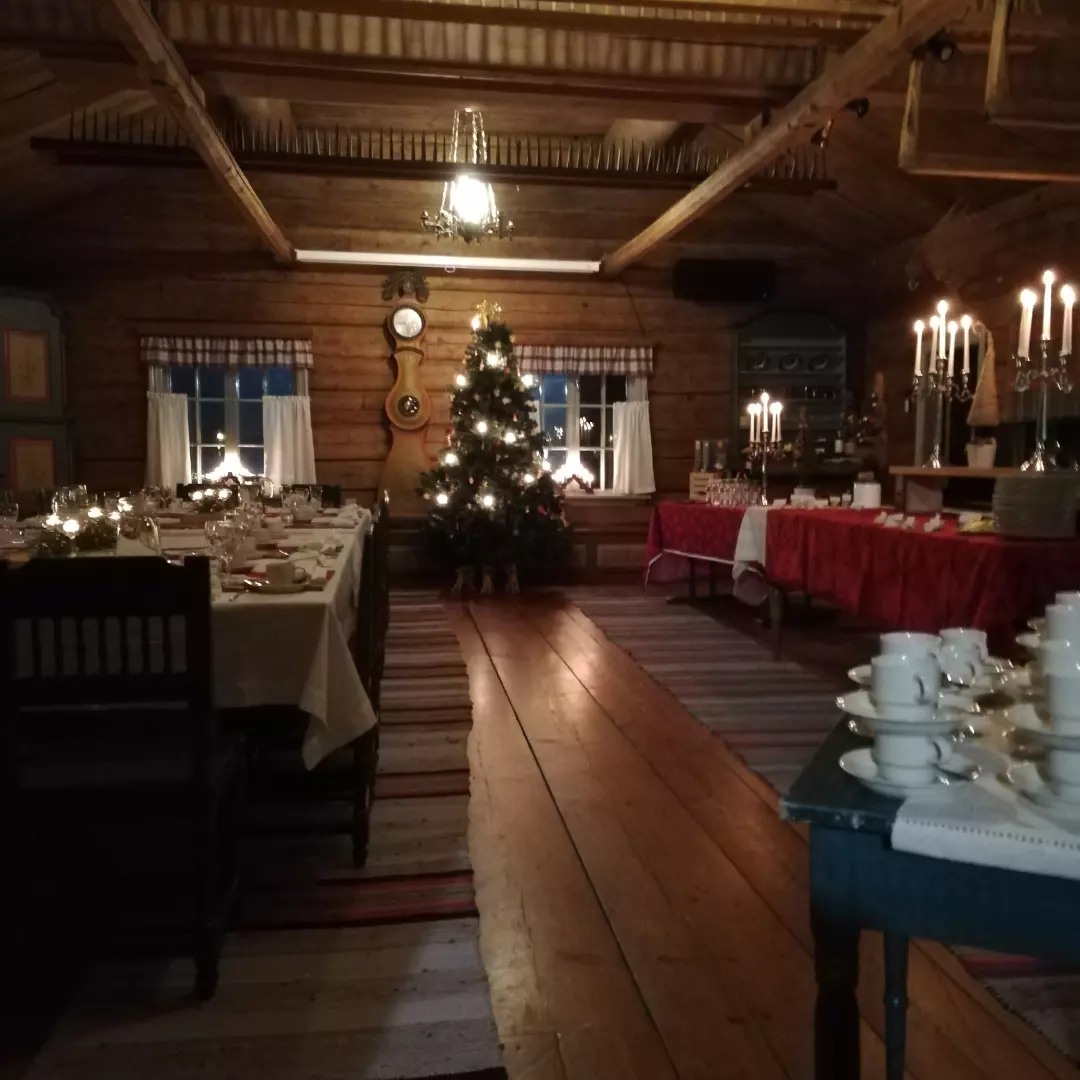 Perinteinen jouluateria Pelimannitalossa