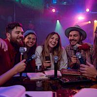 KARAOKEA JA PUBIVISAILUA KÖYHÄJOELLA