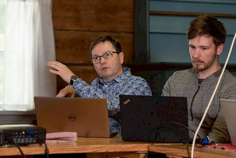 Petri Jylhän (vas.) mukaan digikoordinaattorin toimella haetaan kehittämistoimintaan pysyvyyttä ja pitkäjänteisyyttä vaativalle ja jatkuvasti muuttuvalle toimialalle.