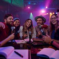 KARAOKEA JA PUBIVISAILUA KÖYHÄJOELLA